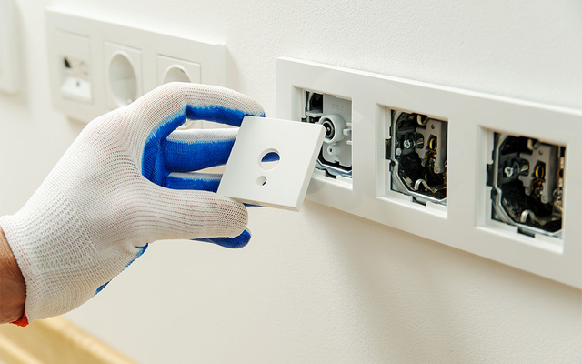 Elektro­installation bei JA Erneuerbare Energien GmbH in Hollfeld
